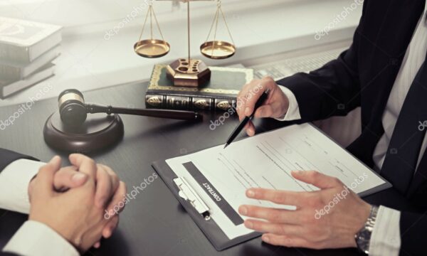 Lawyer or judge consult, meeting with client